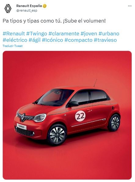 Print do tuíte da Renault Espanha, que diz, em espanhol: Pa tipos y tipas como tú. Sube el volumen #Renault #Twingo #claramente #joven #urbano #eléctrico #ágil #Icónico #compacto #travieso . Há a foto de um carro Twingo vermelho, com um círculo branco com o número 22 colado na porta do motorista.